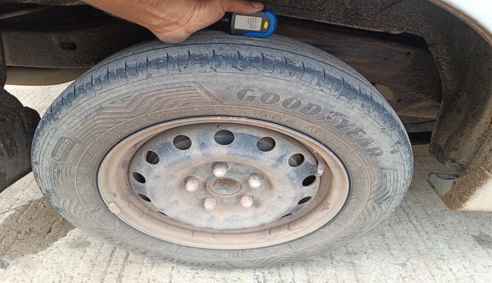 2012 Toyota Innova 2.5 G 8 STR, Diesel, Manual, 1,25,643 km, tyre