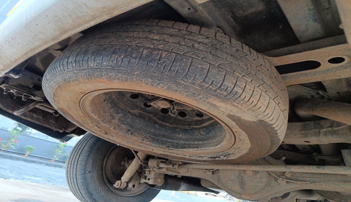 2012 Toyota Innova 2.5 G 8 STR, Diesel, Manual, 1,25,643 km, tyre