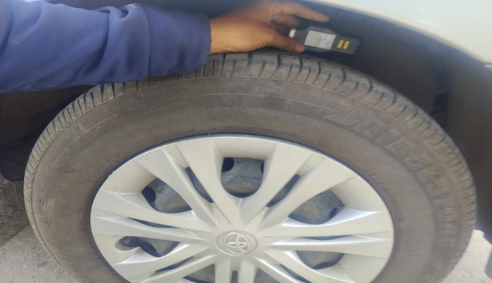 2014 Toyota Innova 2.5 GX 8 STR, Diesel, Manual, 1,06,888 km, tyre