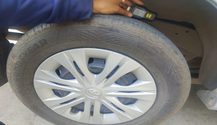 2014 Toyota Innova 2.5 GX 8 STR, Diesel, Manual, 1,06,888 km, tyre