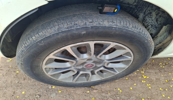 2015 Fiat Punto EVO EMOTION 1.3 MULTIJET, Diesel, Manual, 1,91,452 km, tyre