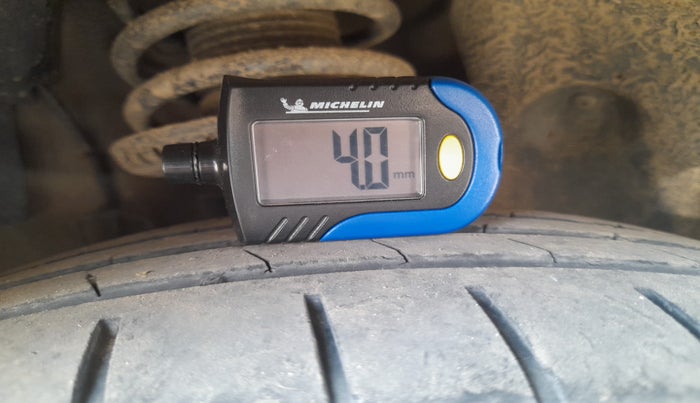 2010 Volkswagen Vento HIGHLINE DIESEL 1.6, Diesel, Manual, 1,70,725 km, tyre