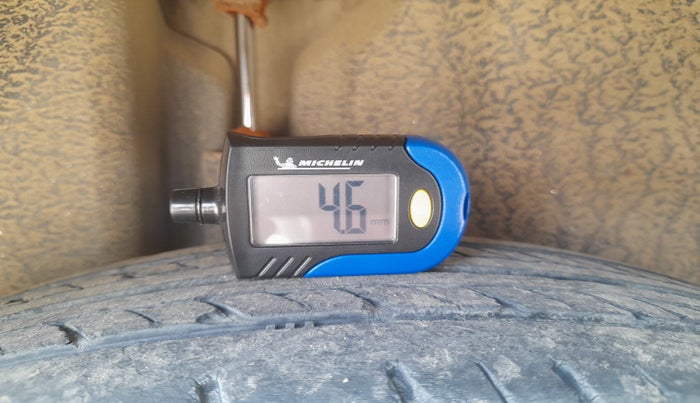 2010 Volkswagen Vento HIGHLINE DIESEL 1.6, Diesel, Manual, 1,70,725 km, tyre