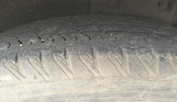 2013 Honda CRV 2.0L 2WD MT, Petrol, Manual, 2,33,902 km, tyre