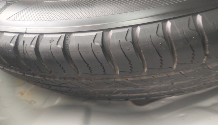 2013 Honda CRV 2.0L 2WD MT, Petrol, Manual, 2,33,902 km, tyre