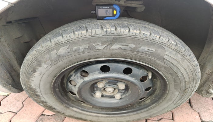 2011 Maruti Swift VXI, Petrol, Manual, 1,42,154 km, tyre