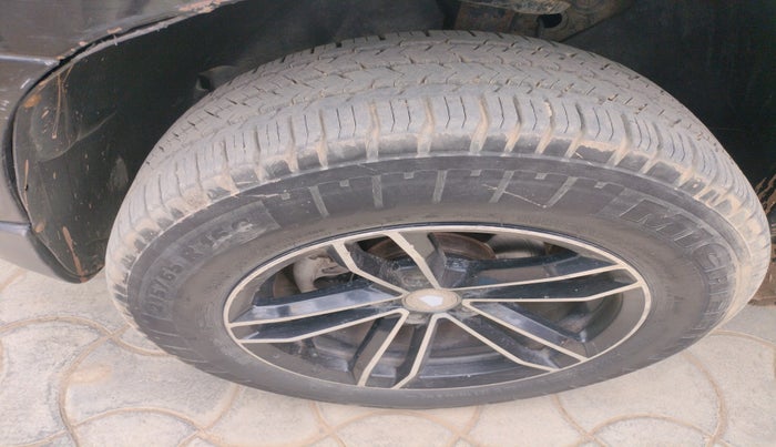 2010 Skoda Yeti AMBIENTE, Diesel, Manual, 1,06,223 km, tyre