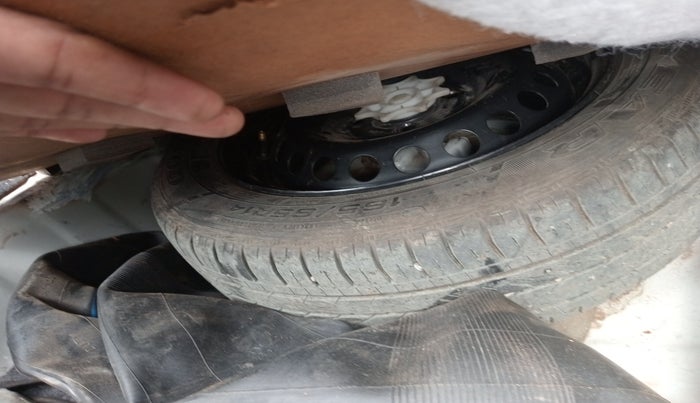 2017 Hyundai Xcent SX 1.2, Petrol, Manual, 1,13,667 km, tyre