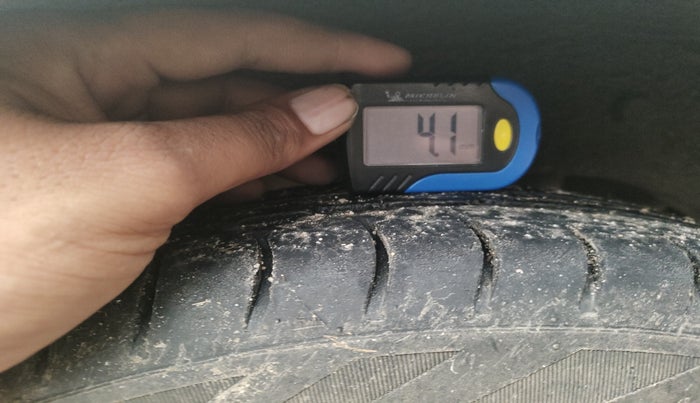 2017 Maruti Alto 800 LXI, Petrol, Manual, 1,81,926 km, tyre