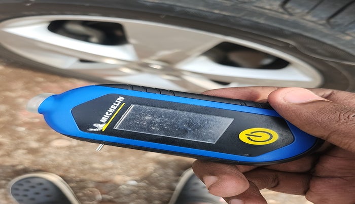 2013 Hyundai New Elantra 1.6 SX MT DIESEL, Diesel, Manual, 1,69,974 km, tyre