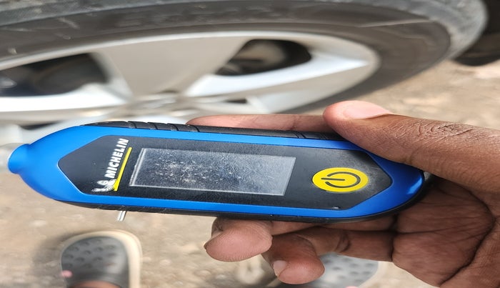 2013 Hyundai New Elantra 1.6 SX MT DIESEL, Diesel, Manual, 1,69,974 km, tyre