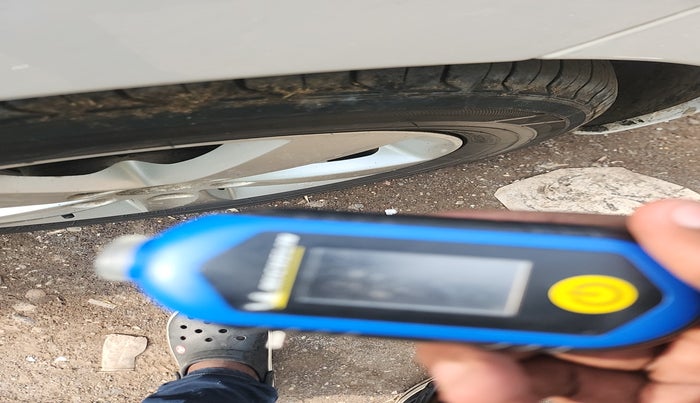 2013 Hyundai New Elantra 1.6 SX MT DIESEL, Diesel, Manual, 1,69,974 km, tyre