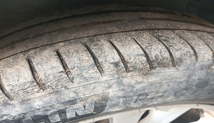 2011 Hyundai Santa Fe 2 WD, Diesel, Manual, 2,04,925 km, tyre