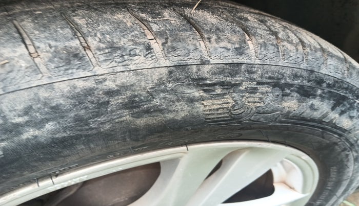 2011 Hyundai Santa Fe 2 WD, Diesel, Manual, 2,04,925 km, tyre