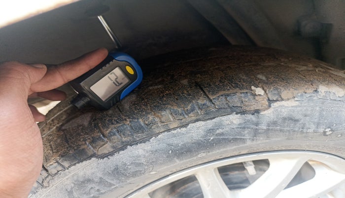 2012 Mahindra Verito 1.5 D6, Diesel, Manual, 2,11,771 km, tyre