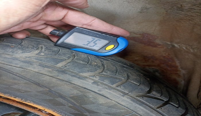 2012 Mahindra Verito 1.5 D6, Diesel, Manual, 2,11,771 km, tyre