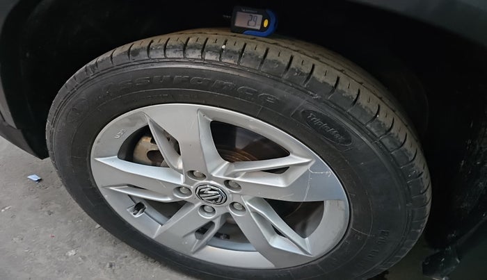 2021 MG HECTOR PLUS SUPER 1.5 PETROL TURBO HYBRID MT 7-STR, Petrol, Manual, 39,978 km, tyre
