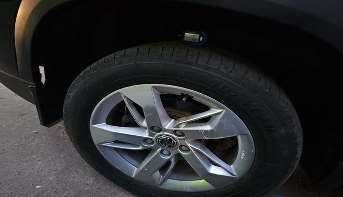 2021 MG HECTOR PLUS SUPER 1.5 PETROL TURBO HYBRID MT 7-STR, Petrol, Manual, 39,978 km, tyre