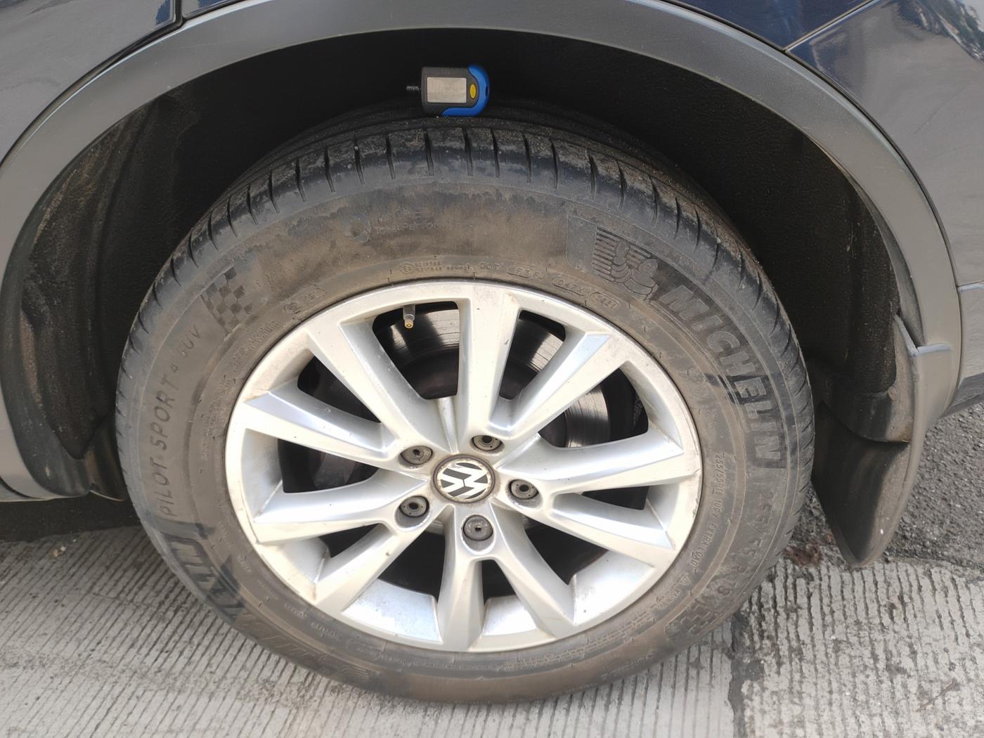 2013 Volkswagen Touareg 3.0 V6 TDI, Diesel, Automatic, 1,06,413 km, tyre