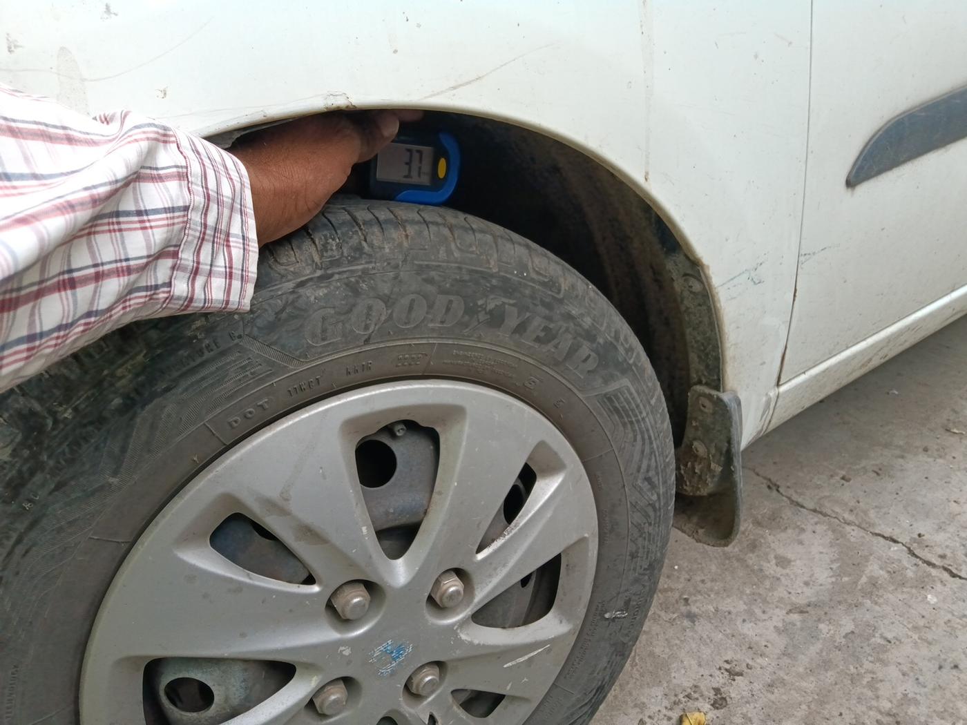 2012 Hyundai i10 MAGNA 1.2, Petrol, Manual, 1,16,200 km, tyre