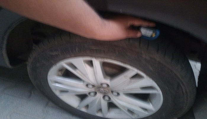 2018 Toyota Innova Crysta 2.8 ZX AT 7 STR, Diesel, Automatic, 1,90,028 km, tyre