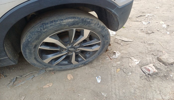 2020 Mahindra XUV300 W8 (O) 1.2 PETROL, Petrol, Manual, 40,960 km, tyre