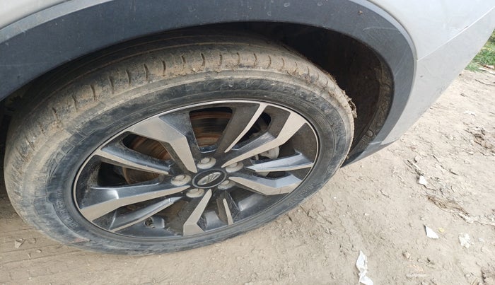 2020 Mahindra XUV300 W8 (O) 1.2 PETROL, Petrol, Manual, 40,960 km, tyre