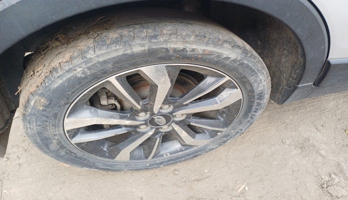 2020 Mahindra XUV300 W8 (O) 1.2 PETROL, Petrol, Manual, 40,960 km, tyre