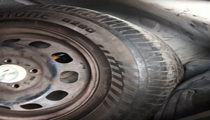 2011 Ford Figo TITANIUM 1.4 DIESEL, Diesel, Manual, 1,42,566 km, tyre