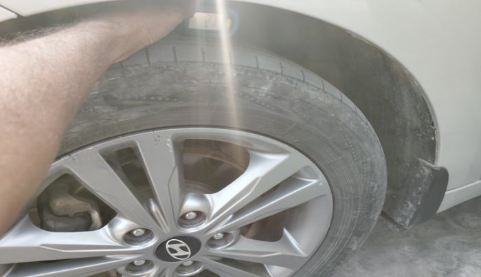 2017 Hyundai New Elantra 2.0 SX(O) AT PETROL, Petrol, Automatic, 1,47,053 km, tyre