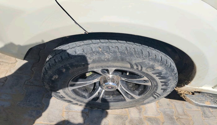 2015 Tata Safari Storme 2.2 EX 4X2, Diesel, Manual, 1,18,634 km, tyre