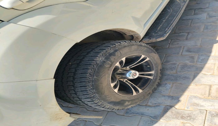 2015 Tata Safari Storme 2.2 EX 4X2, Diesel, Manual, 1,18,634 km, tyre