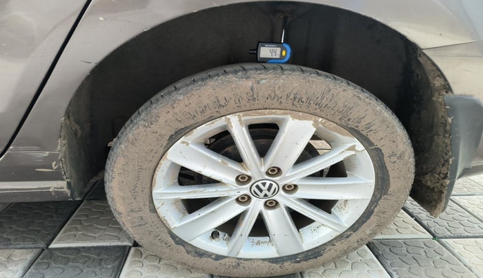 2015 Volkswagen Vento HIGHLINE DIESEL 1.5, Diesel, Manual, 1,22,888 km, tyre