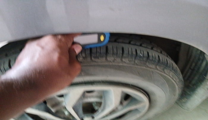 2014 Hyundai Eon ERA +, Petrol, Manual, 17,367 km, tyre