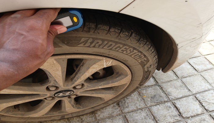 2015 Hyundai Xcent SX 1.2 (O), Petrol, Manual, 63,834 km, tyre