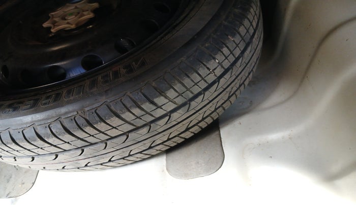 2015 Hyundai Xcent SX 1.2 (O), Petrol, Manual, 63,834 km, tyre