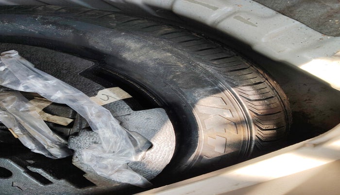 2021 Mahindra XUV300 W6 1.5 Sunroof Diesel, Diesel, Manual, 33,987 km, tyre