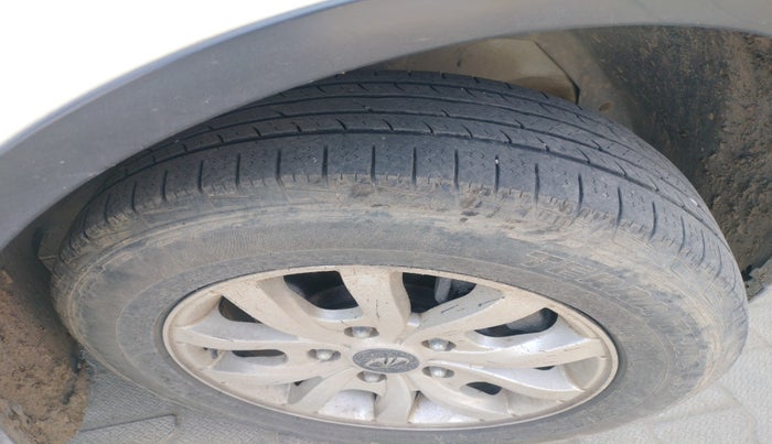 2016 Mahindra XUV500 W10, Diesel, Manual, 2,06,202 km, tyre