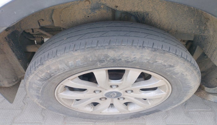 2016 Mahindra XUV500 W10, Diesel, Manual, 2,06,202 km, tyre