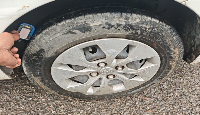 2015 Hyundai Xcent S 1.2, Petrol, Manual, 1,37,114 km, tyre