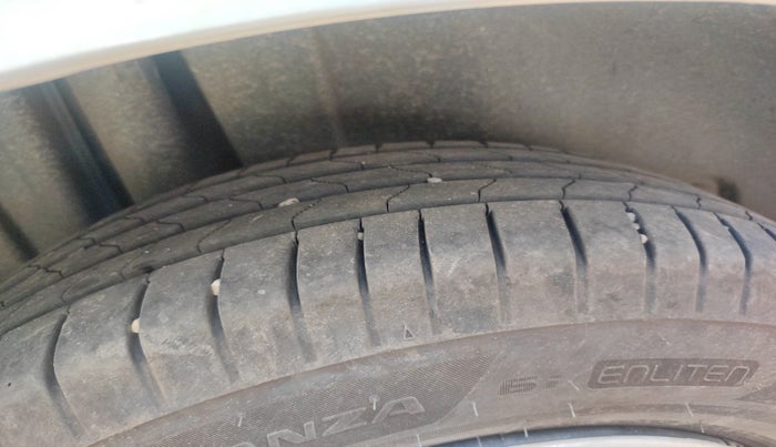 2011 Maruti Swift VXI, Petrol, Manual, 1,16,443 km, tyre