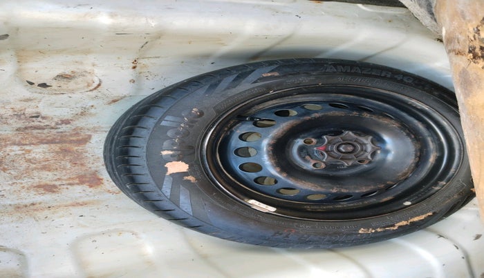 2015 Hyundai Xcent S 1.2, Petrol, Manual, 1,06,707 km, tyre