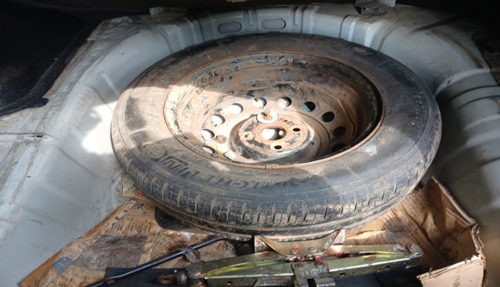 2010 Hyundai Verna TRANSFORM 1.5 CRDI, Diesel, Manual, 1,15,806 km, tyre