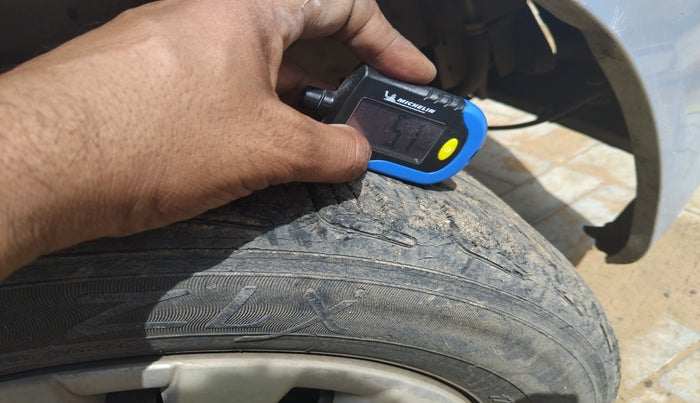 2011 Toyota Etios Liva G, Petrol, Manual, 72,348 km, tyre