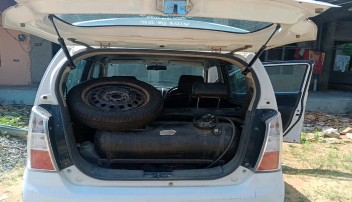 2014 Maruti Wagon R Stingray VXI, Petrol, Manual, 1,63,813 km, tyre