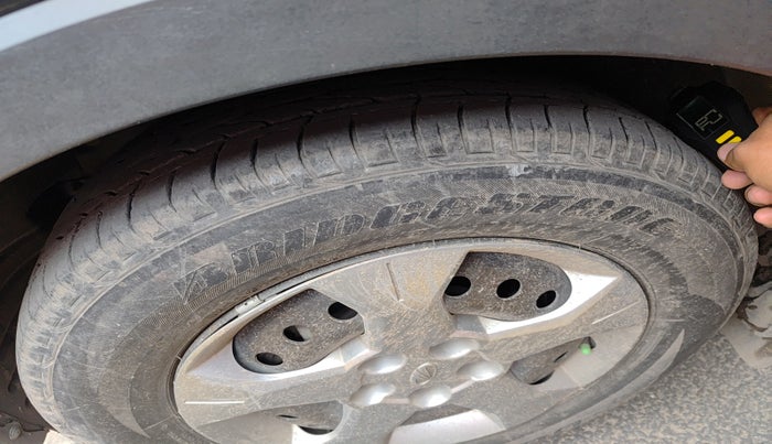 2020 Mahindra XUV300 W6 1.2 PETROL, Petrol, Manual, 6,00,000 km, tyre