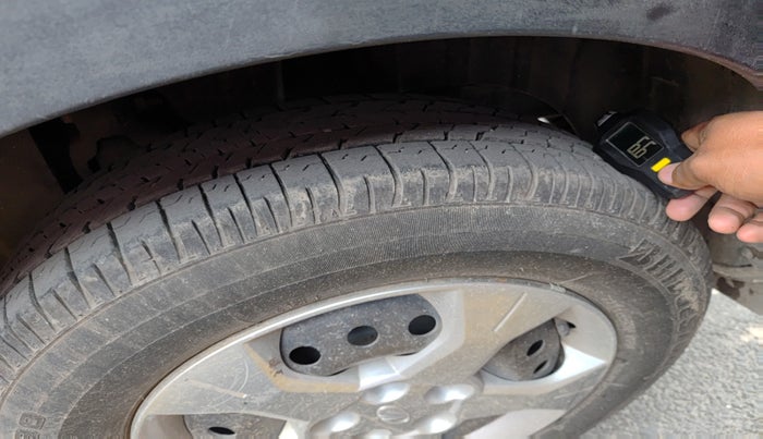 2020 Mahindra XUV300 W6 1.2 PETROL, Petrol, Manual, 6,00,000 km, tyre