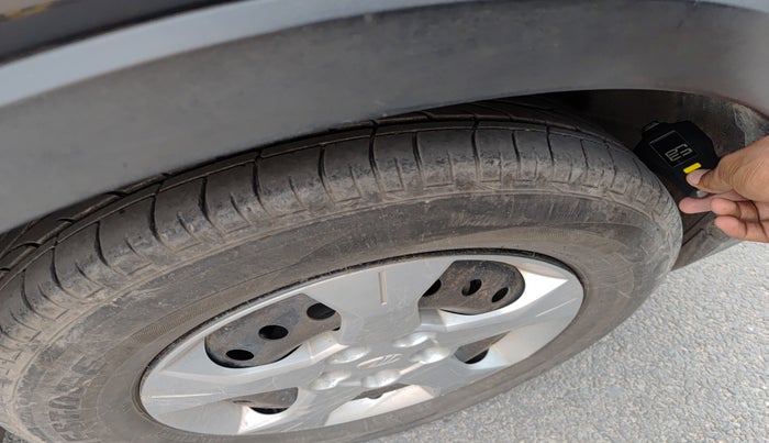 2020 Mahindra XUV300 W6 1.2 PETROL, Petrol, Manual, 6,00,000 km, tyre