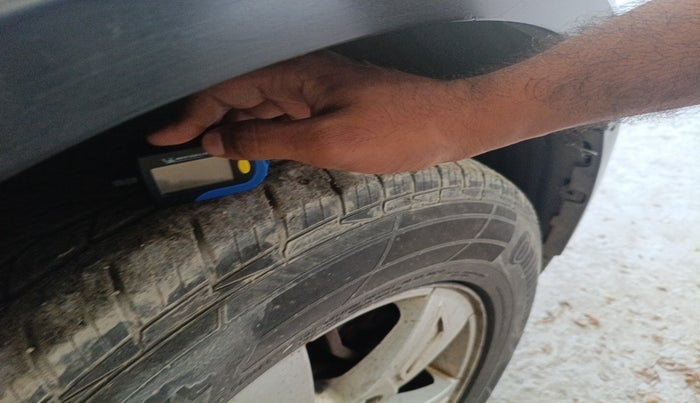 2013 Mahindra XUV500 W8, Diesel, Manual, 1,83,930 km, tyre