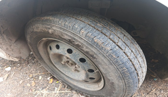 2013 Maruti Swift VXI, Petrol, Manual, 97,358 km, tyre